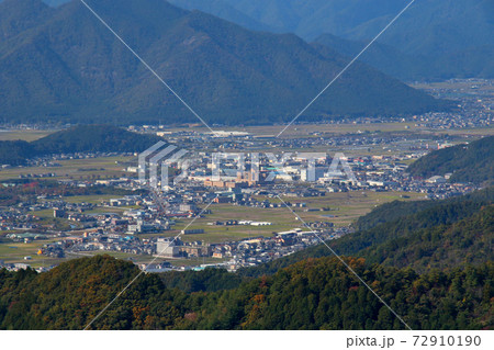 丹波市にある金山城跡の頂上から望む丹波市の中心部の街並み 72910190