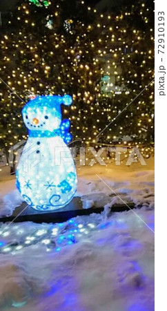 福島市 福島駅東口広場の花時計横の雪だるまのオブジェ 福島市 福島駅東口広場の花時計横の雪だるまのオブジェ 72910193