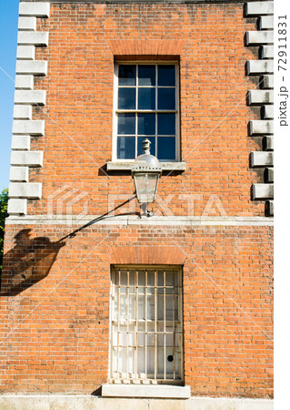 歴史的な赤煉瓦づくりの建物 イギリス郊外のオスタリーパークにての写真素材