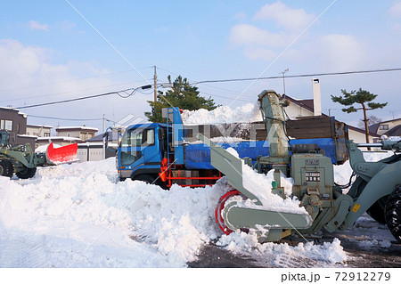 ロータリー除雪車による除雪作業の写真素材