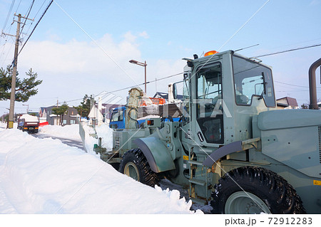 ロータリー除雪車による除雪作業の写真素材