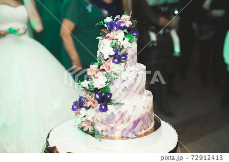 Luxury decorated wedding cake on the table Luxury decorated wedding cake on the table 72912413