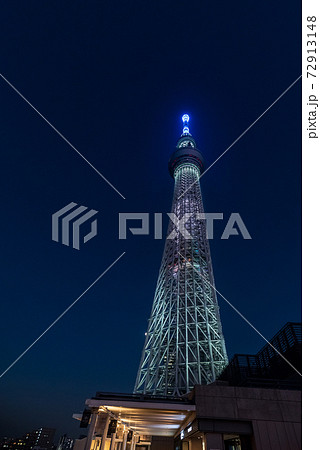 東京ソラマチからライトアップされた東京スカイツリーを見上げる 東京ソラマチからライトアップされた東京スカイツリーを見上げる 72913148