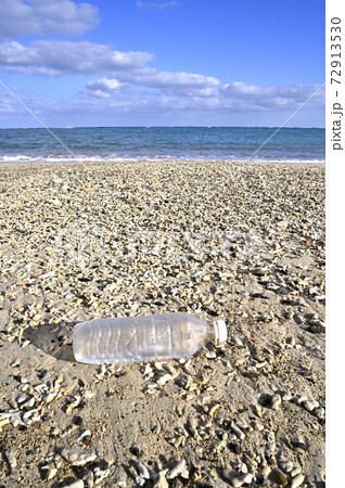 奄美大島の砂浜に漂着するペットボトル 72913530