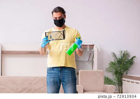 Young man and mousetrap at home Young man and mousetrap at home 72913934