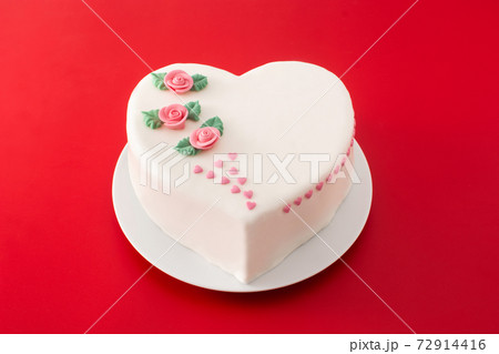 Heart cake for St. Valentine's Day or Mother's Day Heart cake for St. Valentine's Day or Mother's Day 72914416