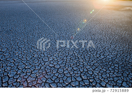 Dry soil 72915889