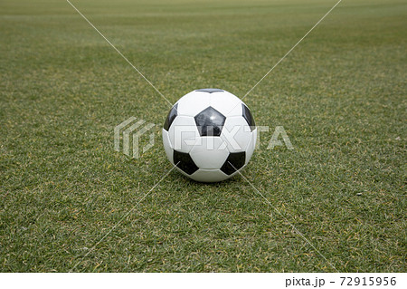 サッカーグラウンドにあるサッカーボールの写真素材