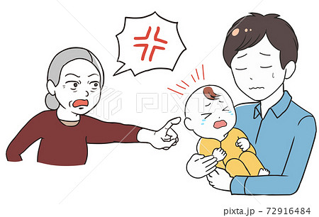 泣く赤ちゃんと父親　クレームを入れる高齢女性 72916484