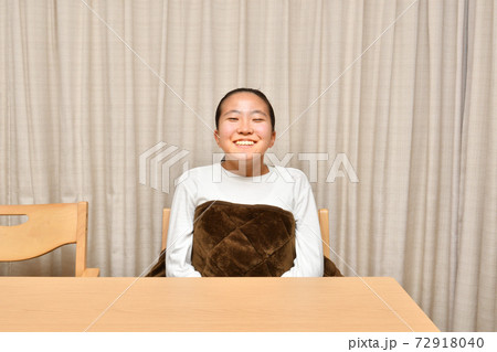 こたつでくつろぐ女の子 こたつでくつろぐ女の子 72918040