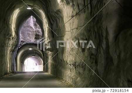 【養老渓谷の神秘的な二階建てトンネル　実際の色味】 72918154