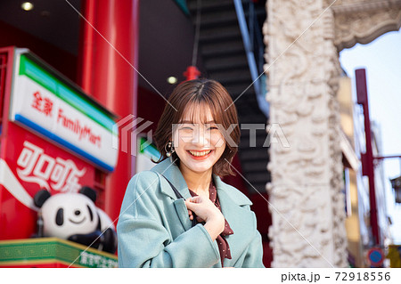 中華街を観光する女子 72918556