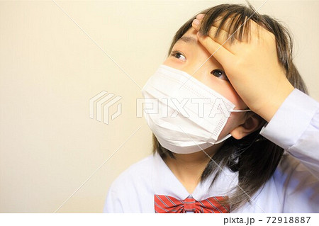 マスクをした女の子　体調不良　咳　くしゃみ　熱 72918887