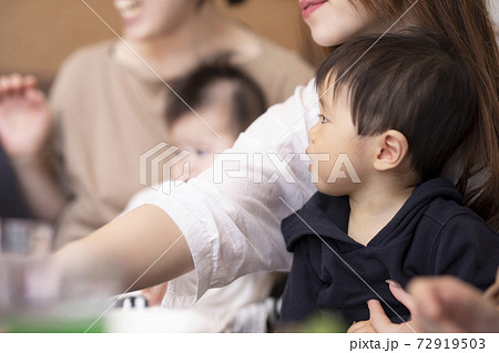 ママ友と男の子 72919503
