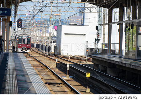 阪急電車高槻市駅風景 72919845