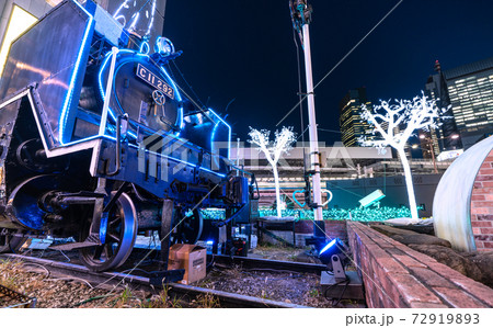 日本の東京都市景観 新橋駅前のSLや汐留の超高層ビル群などを望む＝12月23日 72919893