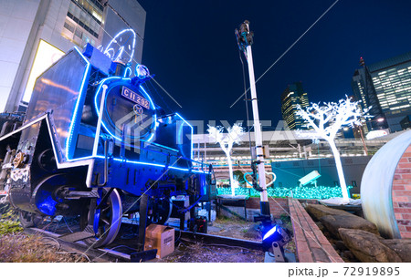 日本の東京都市景観 新橋駅前のSLや汐留の超高層ビル群などを望む＝12月23日 72919895
