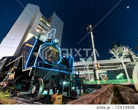 日本の東京都市景観 新橋駅前のSLなどを望む＝12月23日 72919898