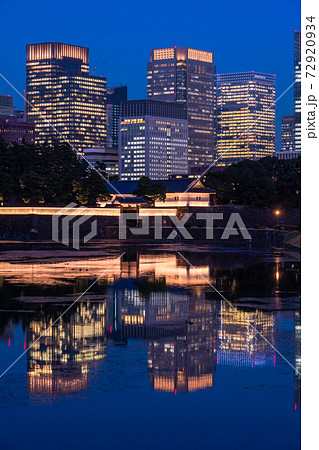 東京都 丸の内オフィス街の夜景 桜田門の写真素材