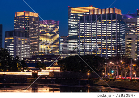 《東京都》丸の内オフィス街の夜景・桜田門 《東京都》丸の内オフィス街の夜景・桜田門 72920947
