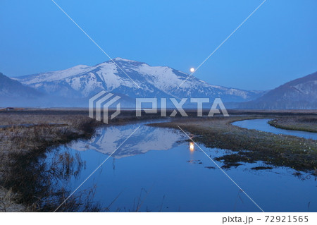 雪積もる至仏山に沈む満月_広角 72921565