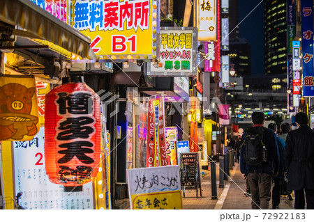 日本の東京都市景観 コロナ禍の師走。新橋の飲み屋街。新型コロナの感染拡大が止まらない…=12月23日 日本の東京都市景観 コロナ禍の師走。新橋の飲み屋街。新型コロナの感染拡大が止まらない…=12月23日 72922183