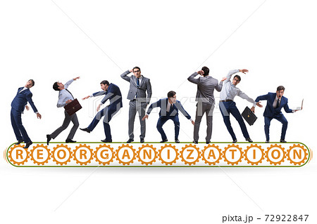 Concept of conveyor belt with reorganisation and businessmen 72922847