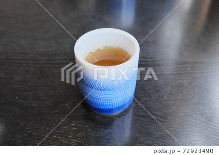 机の上に置かれた湯呑 72923490