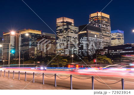 《東京都》丸の内オフィス街の夜景・皇居外苑 《東京都》丸の内オフィス街の夜景・皇居外苑 72923914