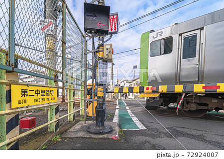 [東京・駒込] 田端駅から山手線の第二中里踏切を通って駒込駅に向かう電車。 72924007