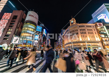 日本の東京都市景観 新型コロナが感染拡大。それでも、例年と変わらぬ人出が…=12月23日、銀座 日本の東京都市景観 新型コロナが感染拡大。それでも、例年と変わらぬ人出が…=12月23日、銀座 72924016