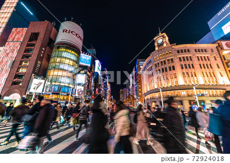 日本の東京都市景観　新型コロナが感染拡大。それでも、例年と変わらぬ人出が…＝12月23日、銀座 72924018