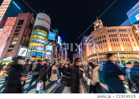 日本の東京都市景観 新型コロナが感染拡大。それでも、例年と変わらぬ人出が…=12月23日、銀座 日本の東京都市景観 新型コロナが感染拡大。それでも、例年と変わらぬ人出が…=12月23日、銀座 72924019