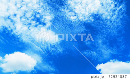 青空と雲の風景 72924087