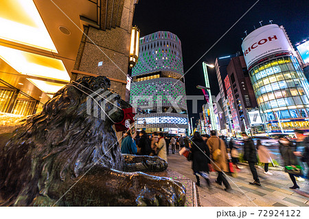 日本の東京都市景観　新型コロナが感染拡大。それでも、例年と変わらぬ人出が…＝12月23日、銀座 72924122