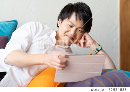 ステイホームでアニメを楽しむ男性 72924683
