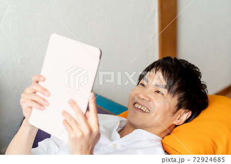 休日にストリーミング動画を楽しむ男性 休日にストリーミング動画を楽しむ男性 72924685
