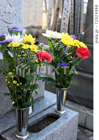 お墓参りの花 72924988
