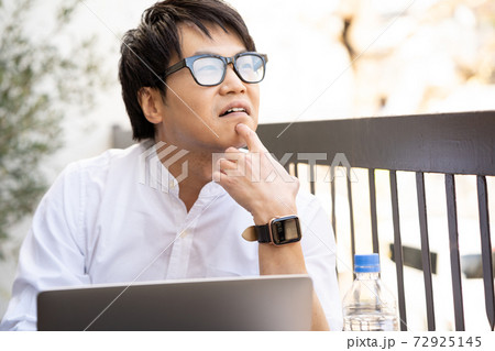【ワーケーション】ホテルのテラスで仕事をする男性 【ワーケーション】ホテルのテラスで仕事をする男性 72925145