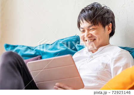 ステイホームで動画を楽しむ男性 ステイホームで動画を楽しむ男性 72925146