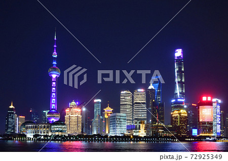 上海　プードン・ルージャーズイ（浦東・陸家嘴）の夜景　外灘（がいたん）から望む 72925349