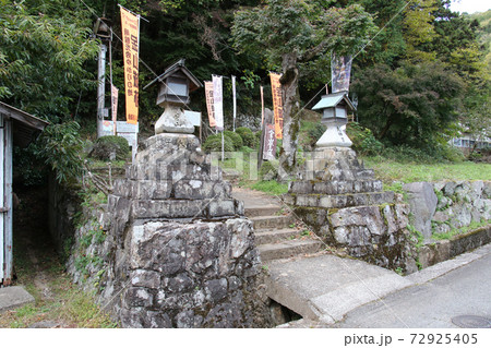 多くの幟が立つ丹波篠山市側からの金山城跡登山口に配置された各々大神宮　愛宕山と書かれた石灯籠　左側視 72925405
