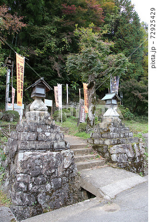 多くの幟が立つ丹波篠山市側からの金山城跡登山口に配置された各々大神宮　愛宕山と書かれた石灯籠　遠景 72925429