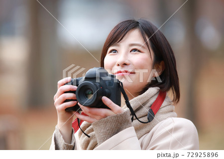 写真を撮る女性 写真を撮る女性 72925896