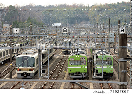 車両基地に停泊する221系と103系 72927367