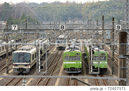 車両基地に停泊する221系と103系 72927371