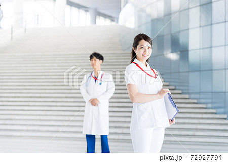 病院で働く若い医師と看護師 病院で働く若い医師と看護師 72927794