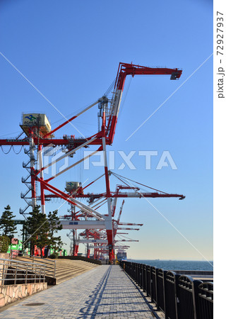 青海埠頭に立つクレーン 72927937