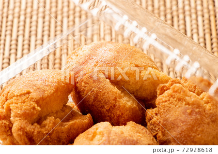 テイクアウト容器に入れられたサーターアンダーギー。 テイクアウト容器に入れられたサーターアンダーギー。 72928618