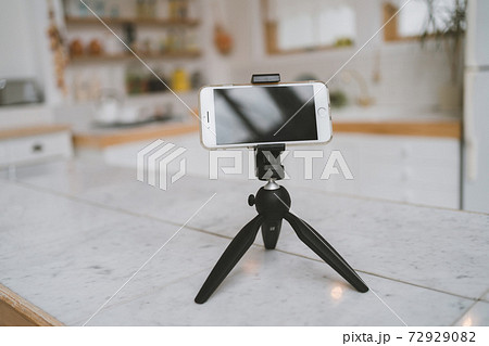 キッチンでライブ配信 72929082